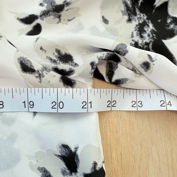 West Kei Floral Surplice Wrap Blouse 🖤🤍 – Size Medium ✨ - Picture 12 of 13